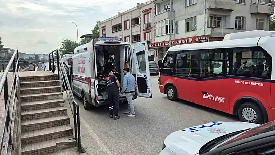 Düzce'de motosiklet yayaya çarptı: 2 yaralı