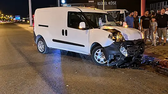 Otomobil ile hafif ticari araç çarpıştı: 3 yaralı