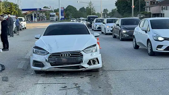 Düzce'de otomobil ışıklarda duran halk otobüsüne çarptı: 6 yaralı