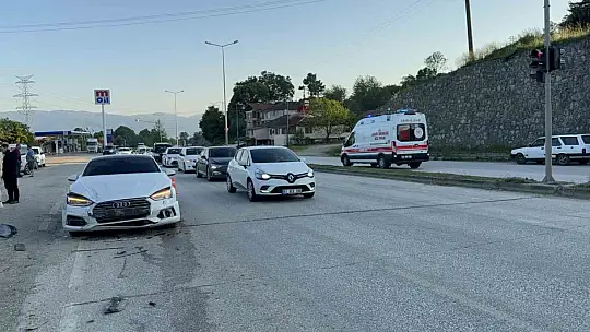 Düzce'de otomobil ışıklarda duran halk otobüsüne çarptı: 6 yaralı