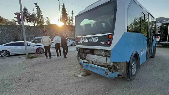 Düzce'de otomobil ışıklarda duran halk otobüsüne çarptı: 6 yaralı