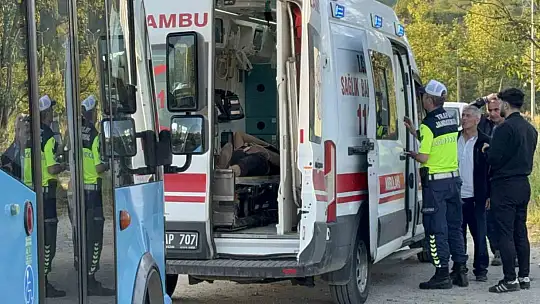 Düzce'de otomobil ışıklarda duran halk otobüsüne çarptı: 6 yaralı