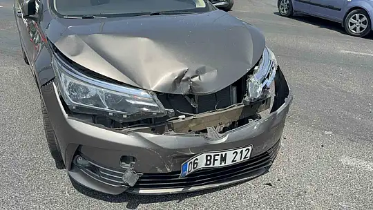 Düzce'de otomobiller çarpıştı, yolcu araçta sıkıştı: 3 yaralı