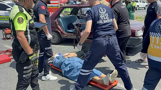 Düzce'de otomobiller çarpıştı, yolcu araçta sıkıştı: 3 yaralı