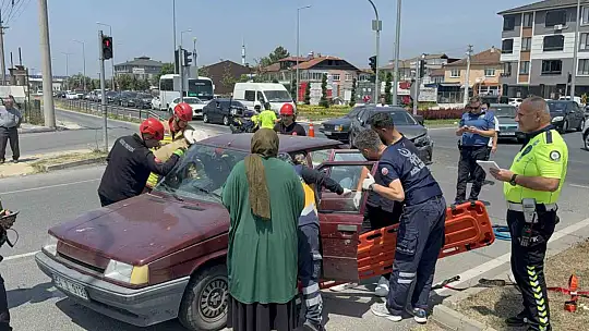 Düzce'de otomobiller çarpıştı, yolcu araçta sıkıştı: 3 yaralı
