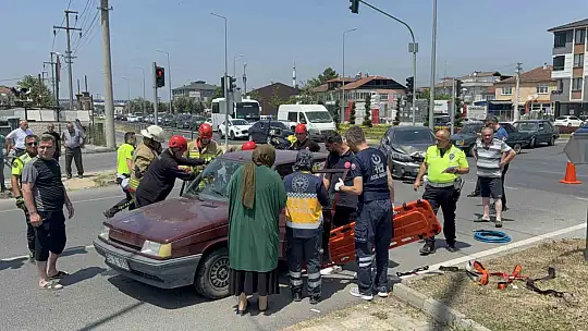 Düzce'de otomobiller çarpıştı, yolcu araçta sıkıştı: 3 yaralı