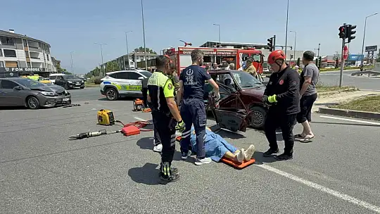 Düzce'de otomobiller çarpıştı, yolcu araçta sıkıştı: 3 yaralı