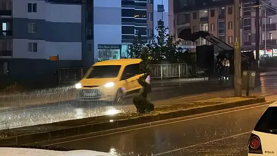 Düzce'de sağanak yağış  şiddetini arttırdı