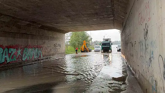 Düzce'de sağanak yağış etkili oldu: Köprü altı suyla doldu