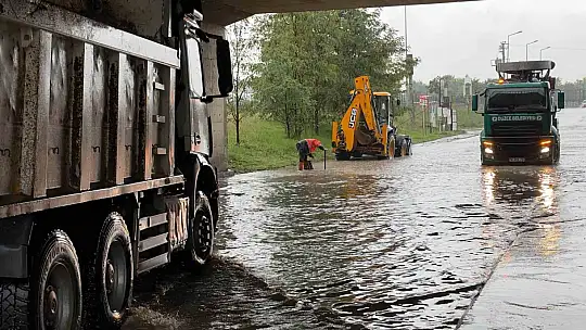 Düzce'de sağanak yağış etkili oldu: Köprü altı suyla doldu