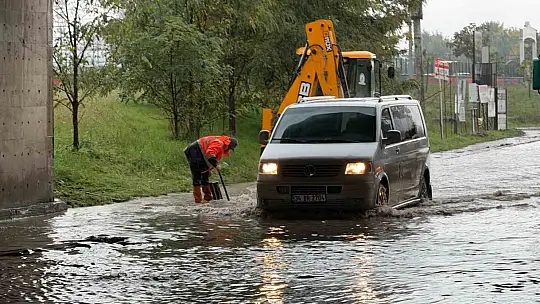 Düzce'de sağanak yağış etkili oldu: Köprü altı suyla doldu