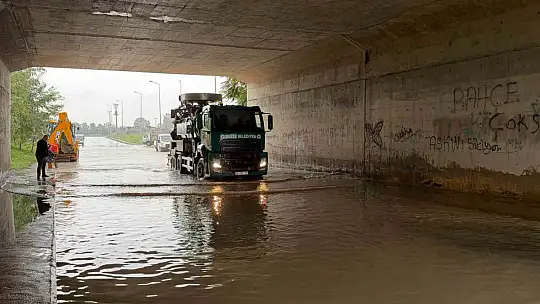 Düzce'de sağanak yağış etkili oldu: Köprü altı suyla doldu