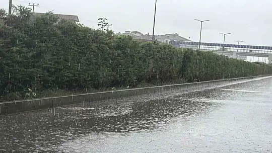 Düzce'de sağanak yağışla yollar göle döndü
