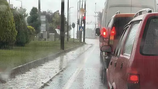 Düzce'de sağanak yağışla yollar göle döndü