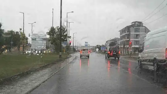 Düzce'de sağanak yağışla yollar göle döndü