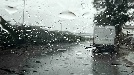 Düzce'de sağanak yağışla yollar göle döndü