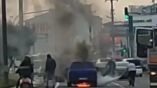 Düzce'de seyir halindeki otomobil alev aldı
