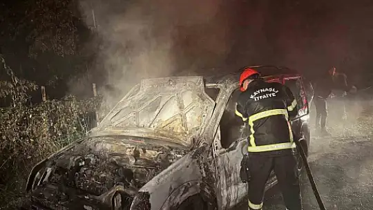 Düzce'de seyir halindeyken yanan otomobil kullanılamaz hale geldi