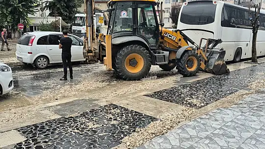 Düzce'de su borusu patladı: 5 metre su fışkırdı