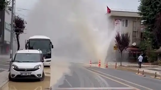 Düzce'de su borusu patladı: 5 metre su fışkırdı