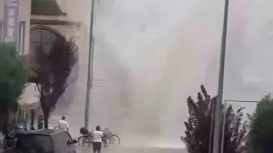 Düzce'de su borusu patladı: 5 metre su fışkırdı