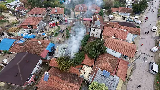 Düzce'de tek katlı ev yandı