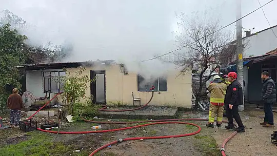 Düzce'de tek katlı ev yandı