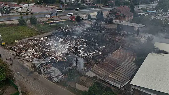 Düzce'de yanan kapı fabrikasının son durumu havadan görüntülendi