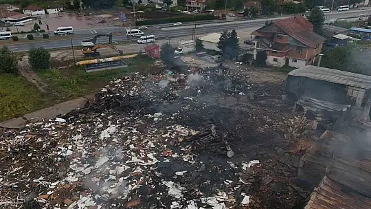 Düzce'de yanan kapı fabrikasının son durumu havadan görüntülendi