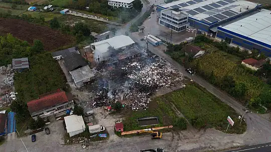 Düzce'de yanan kapı fabrikasının son durumu havadan görüntülendi