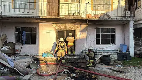 Düzce'de yangında dumandan etkilenen 5 kişi hastaneye kaldırıldı