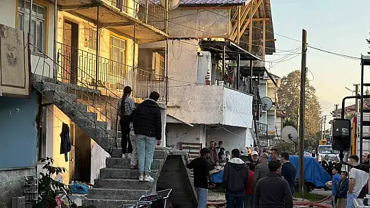 Düzce'de yangında dumandan etkilenen 5 kişi hastaneye kaldırıldı