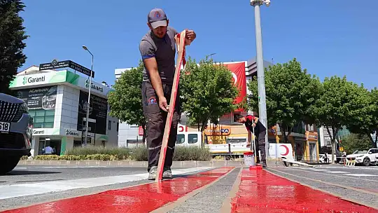 Düzce'de yaya geçit çizgileri yenilenerek belirgin hale getiriliyor