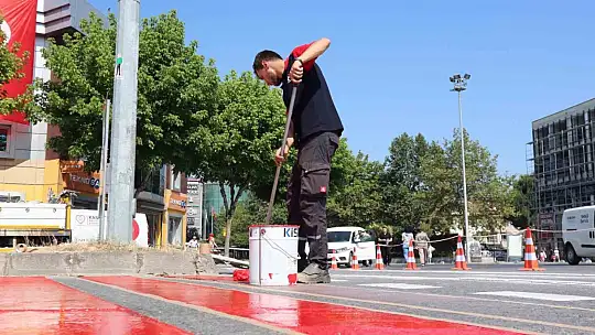 Düzce'de yaya geçit çizgileri yenilenerek belirgin hale getiriliyor