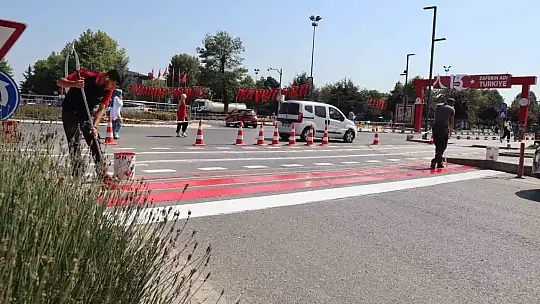 Düzce'de yaya geçit çizgileri yenilenerek belirgin hale getiriliyor