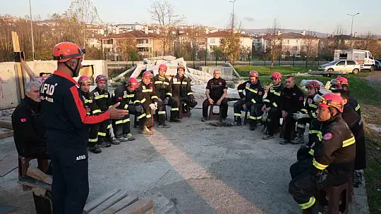 Düzce itfaiyesine enkazda arama kurtarma eğitimi