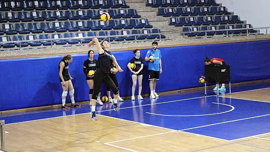 Düzce Kadın Voleybol Takımı, yeni sezon hazırlıklarını sürdürüyor
