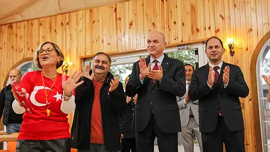 Düzce ritim grubu hem çaldı hem söyledi