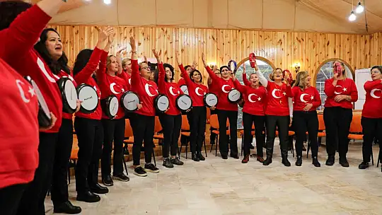 Düzce ritim grubu hem çaldı hem söyledi