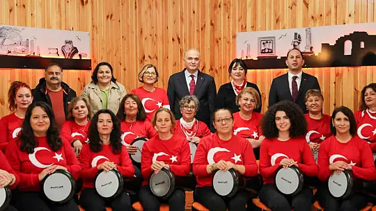 Düzce ritim grubu hem çaldı hem söyledi