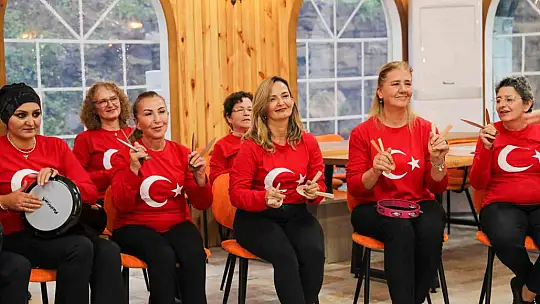 Düzce ritim grubu hem çaldı hem söyledi