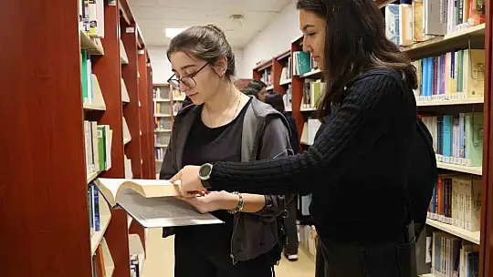 Düzce Üniversitesi kütüphanesinde araştırma yaptılar