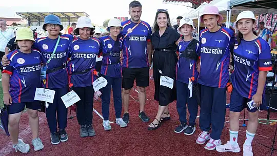 Düzceli okçular kürsüde