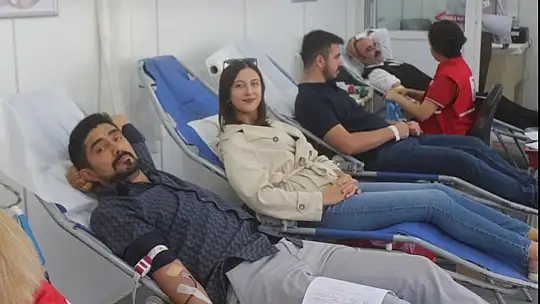 Edremit'te MHP'den kan bağış kampanyası ile Kızılay'a destek