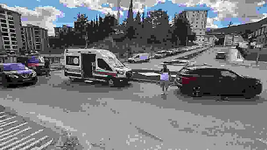 Ehliyetsiz sürücünün karıştığı kazada anne ile kızı yaralandı
