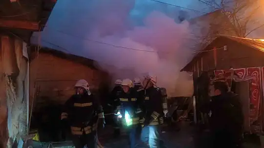 Ekmek üretimi sırasında fırın deposu alevlere teslim oldu