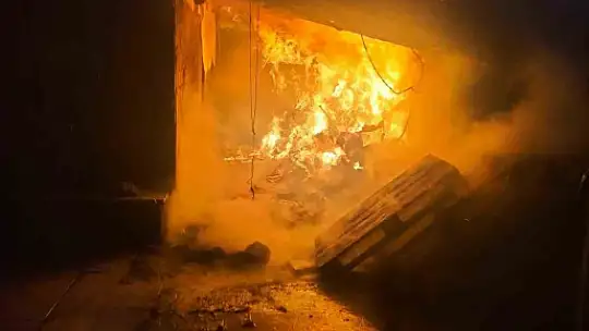 Ekmek üretimi sırasında fırın deposu alevlere teslim oldu