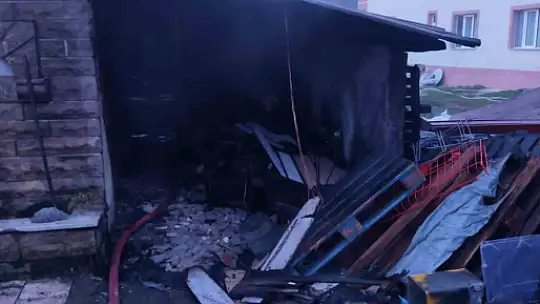 Ekmek üretimi sırasında fırın deposu alevlere teslim oldu