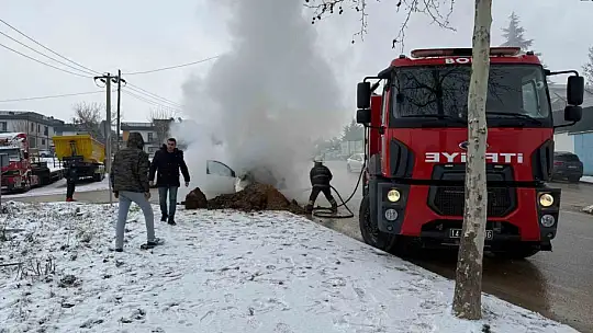 Ekskavatör toprak atarak yanan otomobili söndürdü
