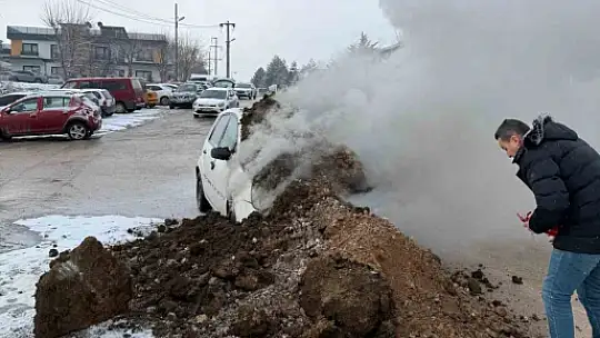 Ekskavatör toprak atarak yanan otomobili söndürdü